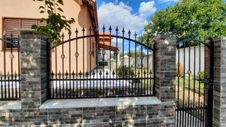 Moartea șocantă a unui bărbat aflat în stare de ebrietate. A rămas agățat într-un gard