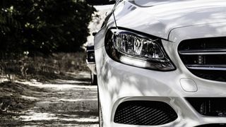 VIDEO | Imagini spectaculoase vin din Mediaș, acolo unde un limitator de viteză a devenit trambulină pentru șoferii care vin în viteză