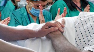 VIDEO | Familiile a doi români aflați în moarte clinică au decis ca organele celor dragi să fie donate altora, care au șansa să trăiască