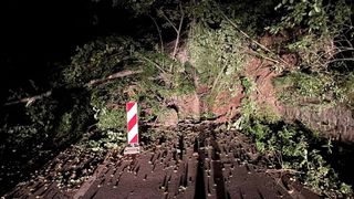 Trafic blocat pe DN 17B. Mai mulți bolovani și copaci au căzut de pe versant chiar în fața șoferilor