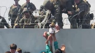 Drama familiilor din Kabul. Nevoiți să își părăsească țara cu riscul de a se despărți de familii