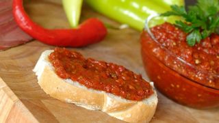 Reţetă tradiţională zacuscă de vinete: Cât timp trebuie fiartă pentru un gust perfect?