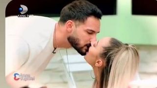 A luat naștere un nou cuplu &icirc;n casa &rdquo;Puterea Dragostei&rdquo;. Cei doi porumbei au avut parte de un sărut pasional