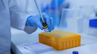 EMA a aprobat producerea de vaccinuri pentru Covid-19 ale Pfizer-BioNTech şi Moderna la mai multe fabrici