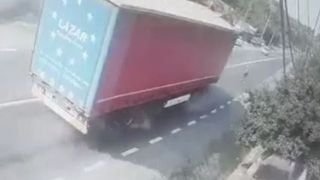 Momentul în care un șofer de TIR reușește o manevră spectaculoasă pentru a salva viața unei bătrâne de 90 de ani care traversa neregulamentar