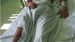 T&acirc;năr de 29 de ani, &icirc;n stare gravă după ce a fost bătut, incendiat și lăsat să moară pe un trotuar