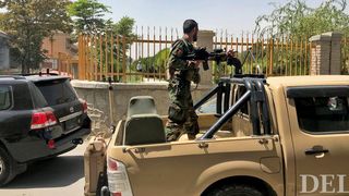 Haosul continuă în Afganistan, un reporter și un cameraman au fost bătuți de talibani