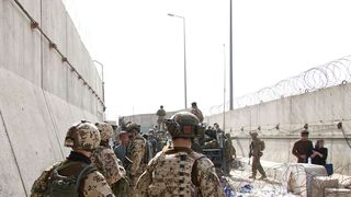 VIDEO | Alertă pe aeroportul din Kabul.  Sunt cel puțin 11 morți și zeci de răniți, inclusiv 3 soldați americani