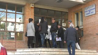 Două scaune, soluția găsită de conducerea Spitalului din Drobeta-Turnu Severin pentru cozile de la ambulatoriu