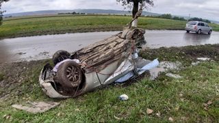 Bolid BMW rupt în două într-un accident la Iași, cei 4 pasageri au scăpat cu viață