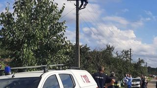 Un vasluian beat a amenințat că se aruncă de pe un st&acirc;lp