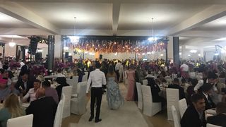 Nuntă cu 1.700 de invitați în Țara Oașului. După nuntă comuna a intrat în scenariul roșu