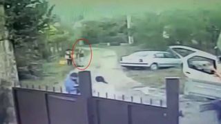 VIDEO| Un pădurar și-a amenințat vecinii care parcaseră prost cu o pușcă de vânătoare și chiar a tras câteva focuri în aer