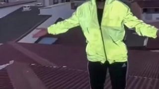 O tânără de 23 de ani a murit după ce s-a urcat pe acoperiş pentru a face un video