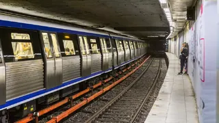 Panică la stația de metrou Piața Romană, după ce o garnitură de tren a luat foc