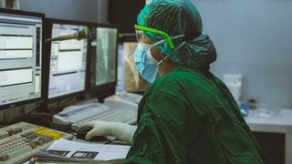 Specialiștii monitorizează o nouă variantă SARS-CoV-2: Ce mutații prezintă varianta columbiană?