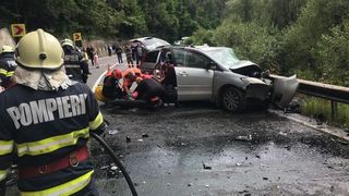 Accident cu 13 victime pe DN 15: O mașină și un microbuz s-au ciocnit iar traficul din zonă este blocat