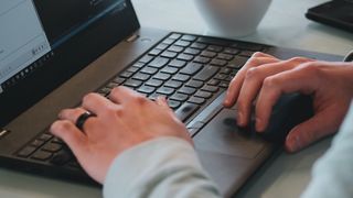 Un bărbat de 49 de ani a fost reţinut după ce a cerut unei fete de 14 ani fotografii cu ea în ipostaze indecente