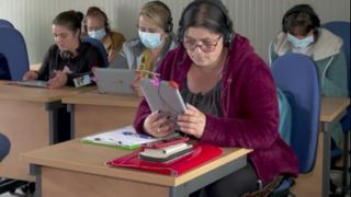 VIDEO | Mai multe femei de etnie romă fac cursuri gratuite de inițiere &icirc;n lumea digitală, unde &icirc;nvață cum să folosească smartphone-ul, tableta și laptopul