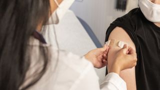 Angajații primăriei Râmnicu Vâlcea sunt obligați să se vaccineze. Primarul îi îndeamnă și pe alți edili să adopte aceeași măsură