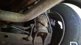 FOTO | Improvizație periculoasă pentru traficul rutier, descoperită de inspectorii RAR: un butuc de lemn, pus la suspensiile unui microbuz care transportă persoane