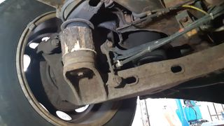 Improvizație periculoasă pentru traficul rutier, descoperită de inspectorii RAR: un butuc de lemn, pus la suspensiile unui microbuz care transportă persoane