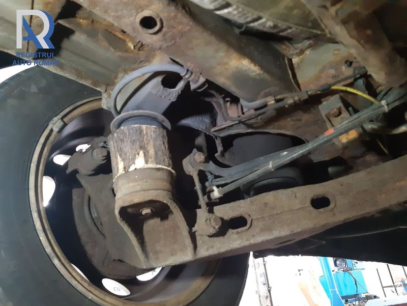 Improvizație periculoasă pentru traficul rutier, descoperită de inspectorii RAR: un butuc de lemn, pus la suspensiile unui microbuz care transportă persoane