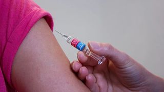 Când începe campania de vaccinare împotriva gripei sezoniere. Vor fi livrate aproximativ două milioane de doze de vaccin antigripal către medicii de familie