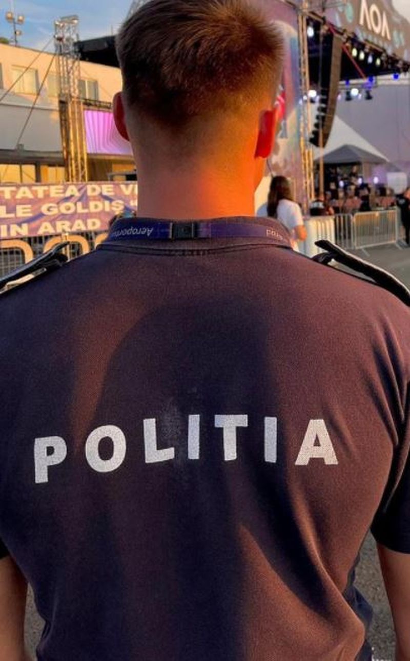 polițiști bătuți de două femei rome