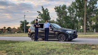 polițiști bătuți de două femei rome