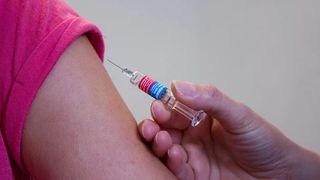 Ministerul Sănătăţii anunță că vaccinarea gratuită anti-HPV a fost extinsă la fete până la 18 ani