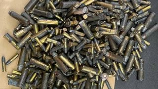 Un adevărat arsenal de arme au descoperit polițiștii în urma unui apel 112 în care o femeie a spus că este amenințată de concubinul ei