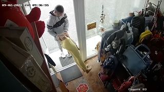 VIDEO | Un hoț din Bârlad a fost surprins în timp ce fura hainele dintr-un magazin cu tot cu manechin