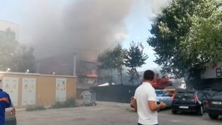 O terasă şi &icirc;ncă două imobile au fost distruse &icirc;n urma incendiului puternic din centrul staţiunii Mamaia