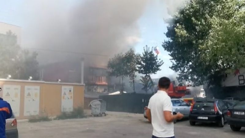 O terasă şi încă două imobile au fost distruse în urma incendiului puternic din centrul staţiunii Mamaia