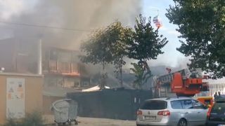 O terasă şi încă două imobile au fost distruse în urma incendiului puternic din centrul staţiunii Mamaia