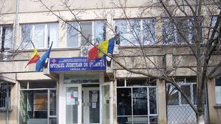 O femeie a căzut de la balcon: întindea rufe la uscat și s-a dezechilibrat