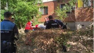 Femeia din Târgu Jiu, care a căzut de la balcon în timp ce întindea rufele, s-a stins din viață. Doi copii își plâng mama