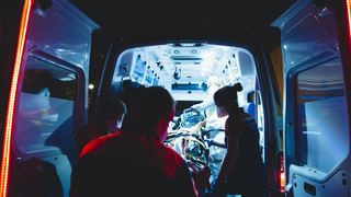 Un adolescent de 15 ani a ajuns în comă la spital. Băiatul se deplasa pe bicicletă și a fost lovit de o mașină