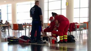 Un pensionar a murit sufocat cu m&acirc;ncare &icirc;ntr-un Mall din Botoşani. Martorii filmau nepăsători agonia bătr&acirc;nului