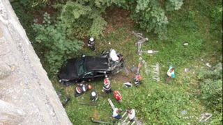 Accident rutier în Vâlcea. Un adolescent a căzut cu maşina în râpă, de la 20 de metri