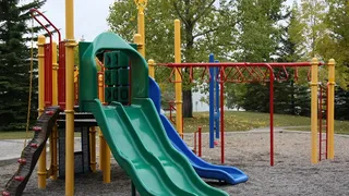 O mamă și-a aruncat copilul de pe tobogan caransebes