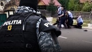 VIDEO | Momentul în care un bărbat violent este pus la pământ de opt polițiști, după ce a lovit cu parul un agent și a distrus autospeciala oamenilor legii