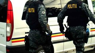 Percheziție GREȘITĂ &icirc;n Reghin! O familie s-a trezit de dimineață cu ușa spartă de forțele speciale ale mascaților: &bdquo;Nici nu au bătut la ușă!&rdquo;