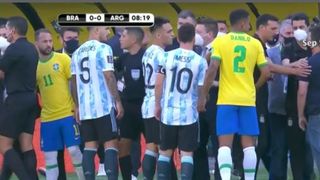 VIDEO | Scene ireale pe terenul de fotbal. Messi şi coechipierii săi au fost nevoiţi să se retragă la vestiare după doar câteva minute de la începerea meciului pe care naţionala Argentinei îl susţinea împotriva Braziliei