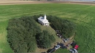 VIDEO | O biserică din Satu Mare &icirc;și deschide porțile o singură dată pe an! Micuța construcție pare abandonată &icirc;n mijlocul unui c&acirc;mp, dar oamenii vin să se roage ca la un loc sf&acirc;nt&nbsp;