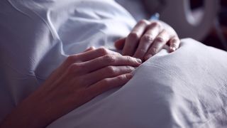 VIDEO&FOTO | Bărbat maltratat la un azil de bătrâni din Câmpina. Acuzații grave făcute de fiica victimei: „Tata mi-a spus că acolo era pușcărie”