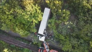 Accident rutier în Orșova. Un TIR s-a răsturnat și a rămas suspendat deasupra unei râpe