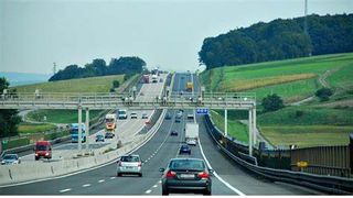 Scene înfiorătoare pe autostradă. Victima a fost călcată de mai multe autoturisme