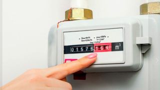 Aproape jumătate dintre rom&acirc;ni riscă să nu-și mai poată plăti facturile la iarnă! Costurile la gaze şi energie electrică se vor dubla&nbsp;